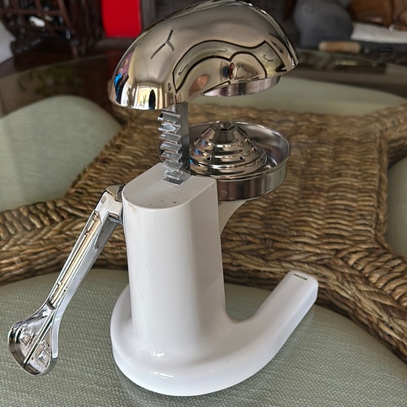Mighty OJ Metrokane Silver and White Citrus Juicer for Modern Kitchens. - Picture 9 of 10